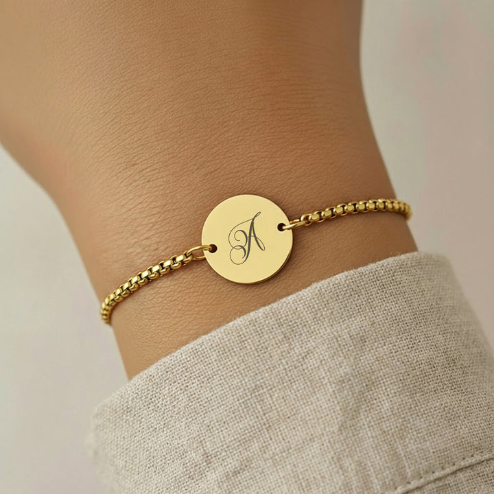 Personalised initial bracelet in 18K gold with engraved letter in script font