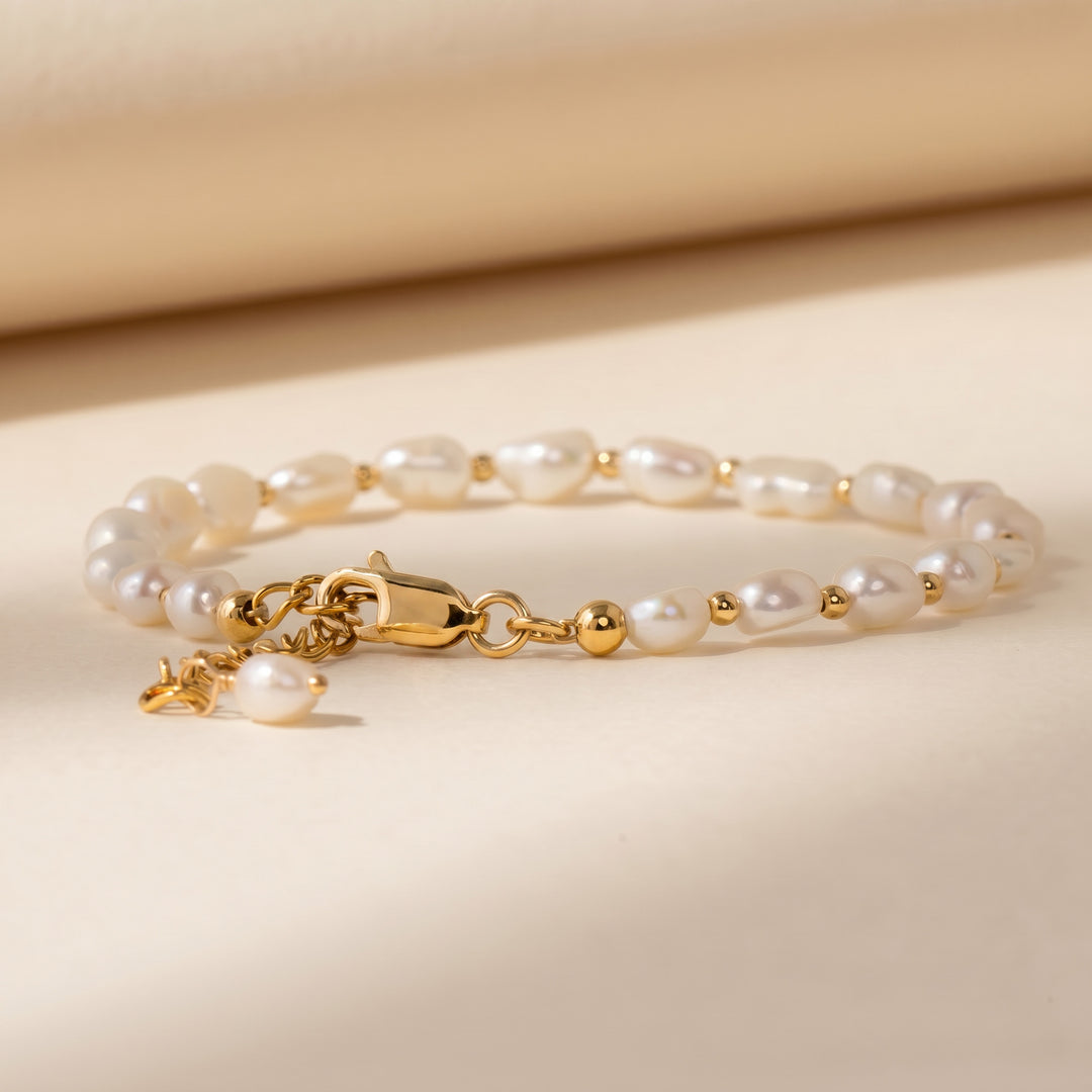 Clasp detail of real freshwater pearl bracelet for women in 14K gold fill — handmade UK