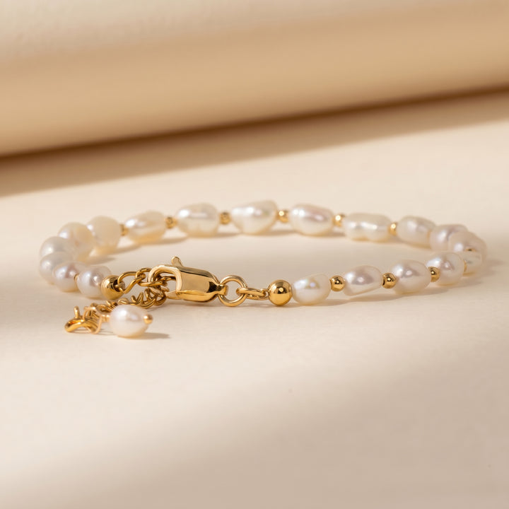 Clasp detail of real freshwater pearl bracelet for women in 14K gold fill — handmade UK