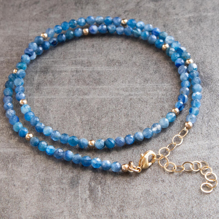 Collier de perles de cyanite bleue