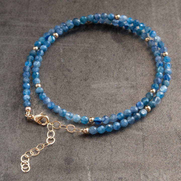 Collier de perles de cyanite bleue