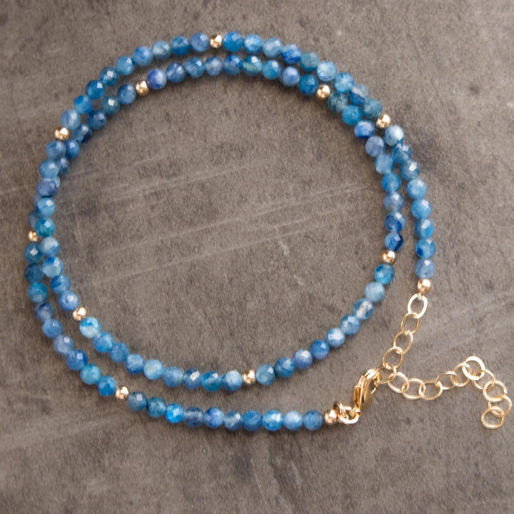 Collier de perles de cyanite bleue