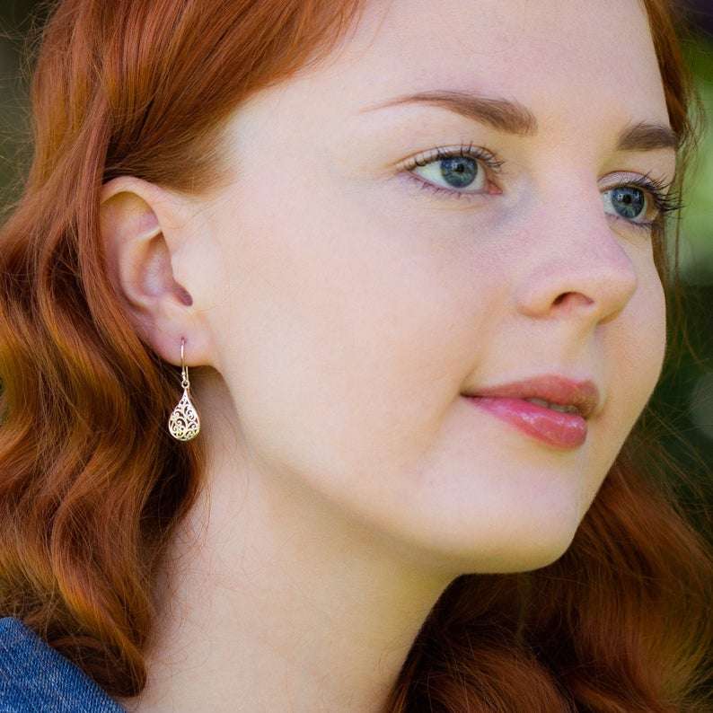 Simple filigree hotsell short drop earrings